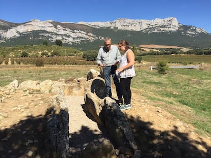 La genetista Aida Andrades y el arqueólogo Javier Fernández Eraso en el dolmen de El Sotillo (Álava).