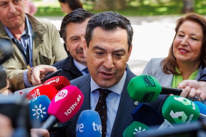 El presidente andaluz, Juan Manuel Moreno, acompañado del portavoz popular, Toni Martín, y de la consejera de Agricultura, Carmen Crespo, antes de la sesión de control en el Parlamento autonómico este jueves.