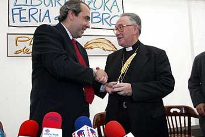 La Feria del Libro de Bilbao entrega la Pluma de Oro 2003 al obispo Karmelo Etxenagusia