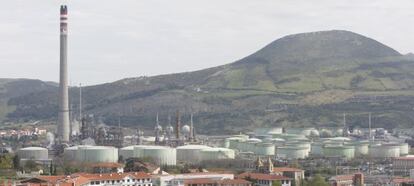 Vista de las instalaciones de Petronor desde el casco urbano de Muskiz.