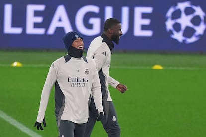 Jude Bellingham (izquierda), junto a Antonio Rüdiger, este lunes en el entrenamiento.