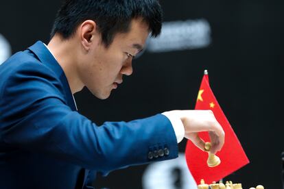 Liren Ding, durante la final contra el ruso Ian Aleksándrovich, el 29 de abril en Astaná (Kazajistán). 