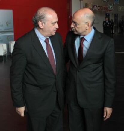 El ministro Jorge Fernández, a la izquierda, y el consejero Rodolfo Ares, en Bilbao en mayo pasado.