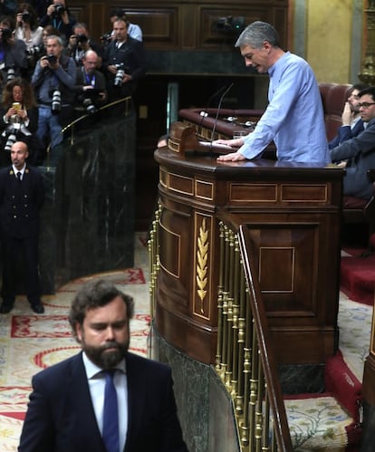 El portavoz parlamentario de Vox, Iván Espinosa de los Monteros (a la izquierda de la imagen) abandona el hemiciclo junto al resto de los diputados de la formación política, durante la intervención del portavoz de Bildu, Oskar Matute.