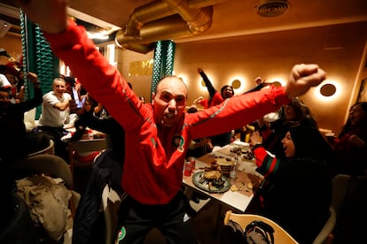 Un aficionado marroquí celebra, en el restaurante Argana de Parla, uno de los goles de Marruecos en la tanda de penaltis.  