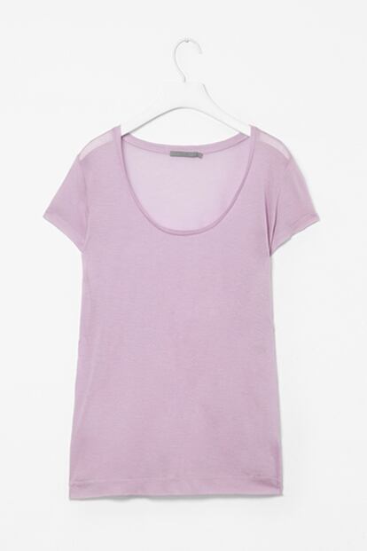 Camiseta semi transparente de un tejido muy fino lavanda de Cos (25 euros).