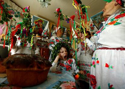 Aldeanos participan en un ritual en honor del dios pagano Yurya y rezan para pedir futuras cosechas abundantes, en el pueglo de Pogost (Bielorrusia).