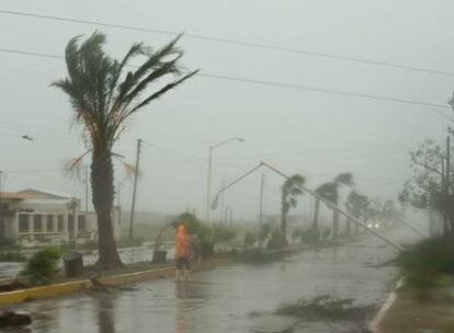 El huracán Jimena ya ha tocado tierra y barre la península de Baja California en México con fuertes vientos y lluvias torrenciales