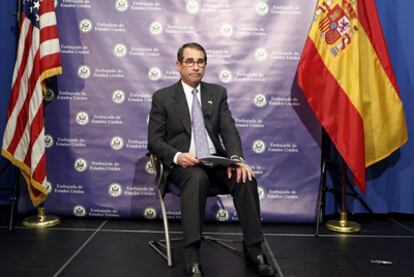 Alan D. Solomont, durante la lectura del comunicado en la Embajada de Estados Unidos.