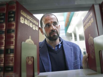 O profesor e académico electo Henrique Monteagudo, esta semana na biblioteca da Facultade de Filoloxía de Santiago.