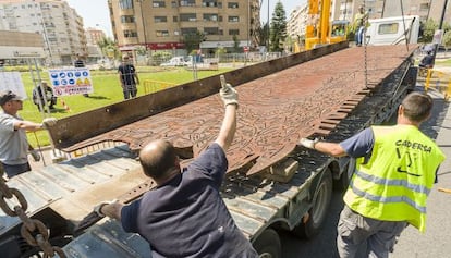 Unos operarios cargan parte de la escultura 25 d&#039;Abril de Antoni Mir&oacute; tras arrancarla del espacio para el que fue creada.