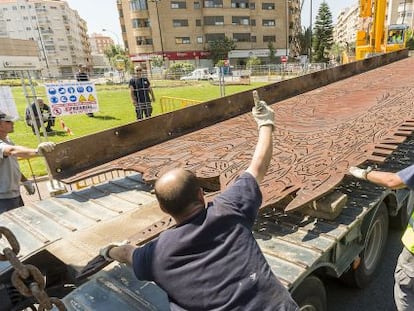 Unos operarios cargan parte de la escultura 25 d&#039;Abril de Antoni Mir&oacute; tras arrancarla del espacio para el que fue creada.