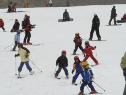 Un grupo de niños esquían en la estación de esquí de Formigal. EFE/Archivo