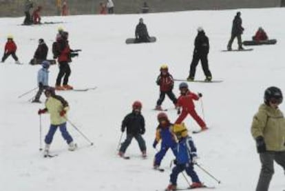 Un grupo de niños esquían en la estación de esquí de Formigal. EFE/Archivo