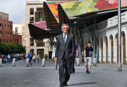 Xavier Trias, ayer, a primera hora de la tarde, paseando ante el mercado de Santa Caterina de Barcelona.