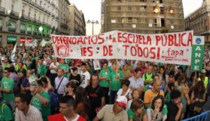 Una 'marea verde' en las calles de Madrid en protesta por los "recortes" realizados por el Ejecutivo regional y para pedir una escuela pública de calidad. EFE/Archivo