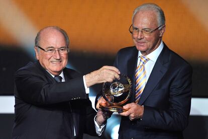 Franz Beckenbauer recibe el Premio Presidencial de la FIFA de manos del entonces presidente de la FIFA, Joseph Blatter, en 2012.