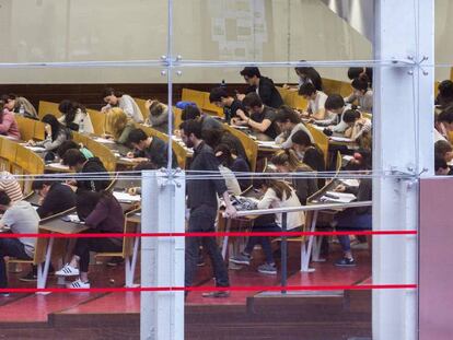 Una classe a la Universitat Pompeu Fabra, en una imatge d'arxiu.