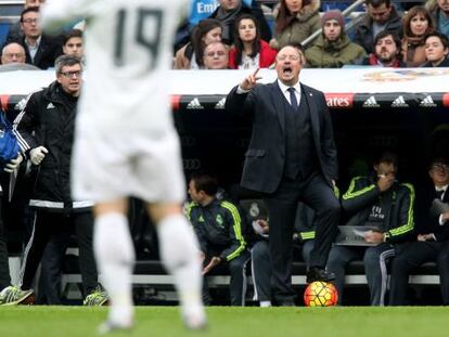 Rafa Benitez da indicaciones ante la Real Sociedad.