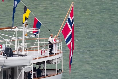 En esta imagen se ve al príncipe Sverre Magnus y a su madre, Mette-Marit, llegar a la boda a bordo del yate real del rey noruego (su abuelo y suegro, respectivamente).