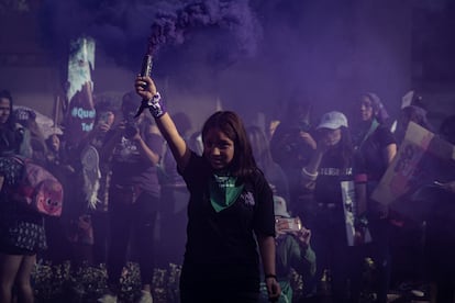 Una manifestante con una bengala morada este miércoles en Ciudad de México.