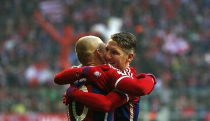 Robben y Schweinsteiger celebran un gol contra el Hamburgo.