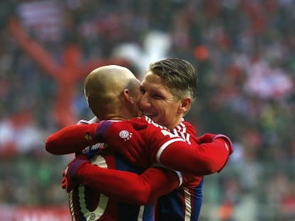 Robben y Schweinsteiger celebran un gol contra el Hamburgo.