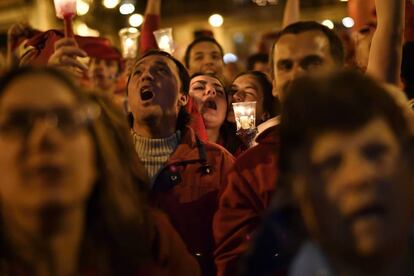 Un multitudinario canta el 'Pobre de Mí' que ha cerrado los Sanfermines 2016, el 14 de mayo de 2016.