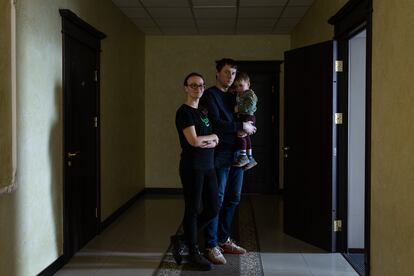  Alona y Denis Makarov, con su hijo, Leonid, en el hotel.