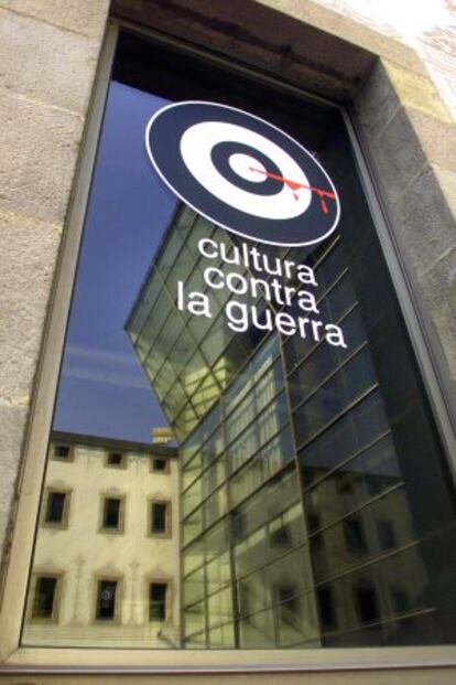 Detalle del edificio del CCCB reflejado en el ventanal.