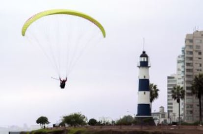 Volando en parapente junto al faro de Lima.