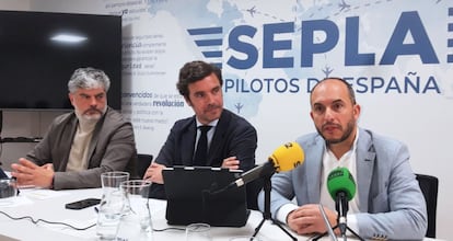 El presidente de Sepla, Fernando Miragaya, entre el subdirector del departamento técnico del sindicato, Ángel González, y el secretario de la junta rectora, Jorge Martínez.