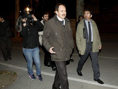 En el centro, el exalcalde de Lloret de Mar, Xavier Crespo, al salir del Tribunal Superior de Justicia de Cataluña.