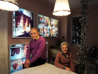 Marcos Martín Blanco y Elena Rueda, en su casa madrileña, ante una obra de Adriana Varejão.
