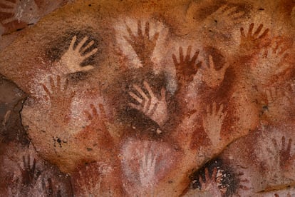 La Cueva de las Manos, Patrimonio de la Humanidad de la Unesco desde 1999, conserva pinturas rupestres de más de 9.300 años. Allí se pueden observar desde manos, escenas de cacería de guanacos, pumas y otros dibujos perfectamente conservados. Las pinturas las realizaban con distintos tipos de minerales. 
