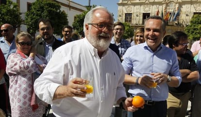Cañete con un zumo de naranja en la mano durante la visita realizada el pasado 14 de mayo a la localidad sevillana de Lora del Río.