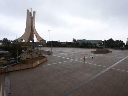 Explanada vacía del monumento de los Mártires, en Argel tras la orden de confinamiento decretada por el Gobierno, el martes 24 de marzo.