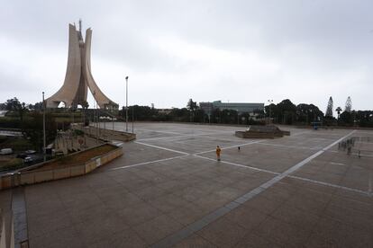 Explanada vacía del monumento de los Mártires, en Argel tras la orden de confinamiento decretada por el Gobierno, el martes 24 de marzo.