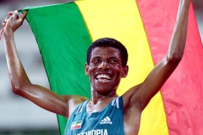 Gebreselassie, tras ganar los 10.000 metros en los Mundiales de Sevilla en 1999.