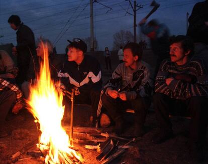 Gógol construeix històries que uns camperols s'expliquen al voltant del foc.