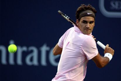 Federer se dispone a golpear la pelota durante su partido contra Chela.