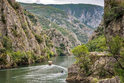 A 15 kilómetros de Skopje, esta garganta de formación kárstica es un área de especial valor natural. A las 77 especies de mariposas que vuelan junto al río Treska se añade la impresionante cueva de Vrelo, cuya sección sumergida supera los 212 metros de profundidad. Un laberinto subterráneo que incluye dos lagos. <a href="http://exploringmacedonia.com/" target="_blank">exploringmacedonia.com</a>