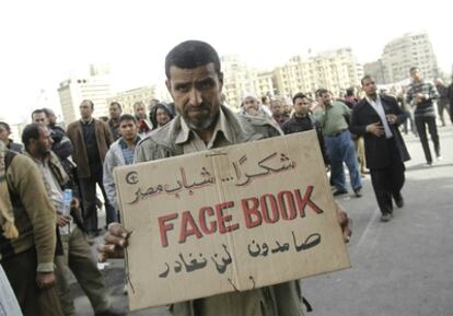 'Gracias... Jóvenes de Egipto. Facebook. Resistimos, no abandonaremos', reza el cartel de uno de los manifestantes que llegan a las inmediaciones de la plaza Tahrir (de la Liberación), en El Cairo, para pedir la dimisión de Hosni Mubarak