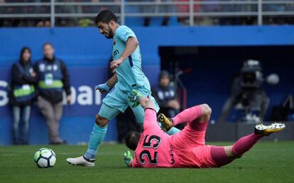 Luis Suárez se adelanta al portero del Eibar Marko Dmitrovic antes de marcar gol.