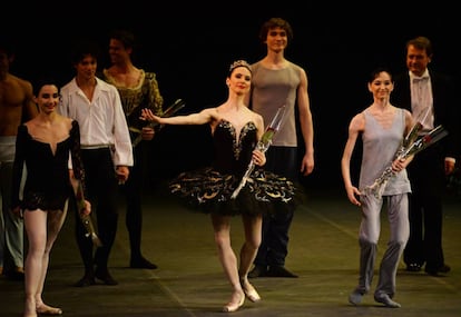 En la izquierda de la imagen, Tamara Rojo e Isaac Hernández, en la gala homenaje a Maya Plisetskaya en el London Coliseum en marzo de 2016.