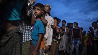 Varios rohingyas en el campo de refugiados de Kutupalong, en Bangladesh.