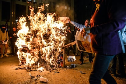 Varios manifestantes queman fotos del rey Felipe durante la protesta en Girona.