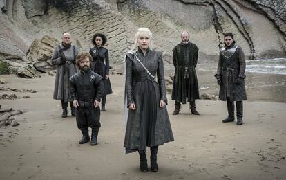 Varys, Tyrion, Missandei, Daenerys, Davos e Jon na praia de Pedra do Dragão.