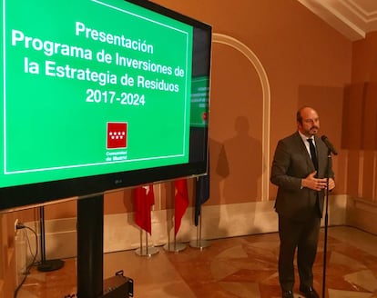 El consejero de Medio Ambiente, Pedro Roll&aacute;n, en la presentaci&oacute;n ayer.