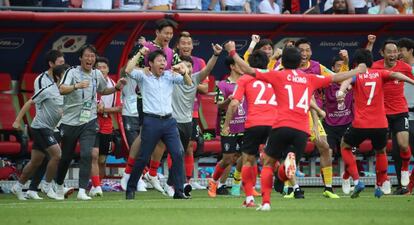 Los surcoreanos celebran la victoria ante Alemania en la última jornada del grupo F.